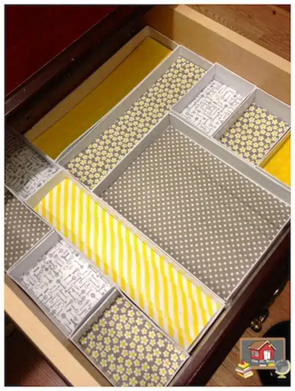 Burlap Grade Level Banner and Desk Organization Idea